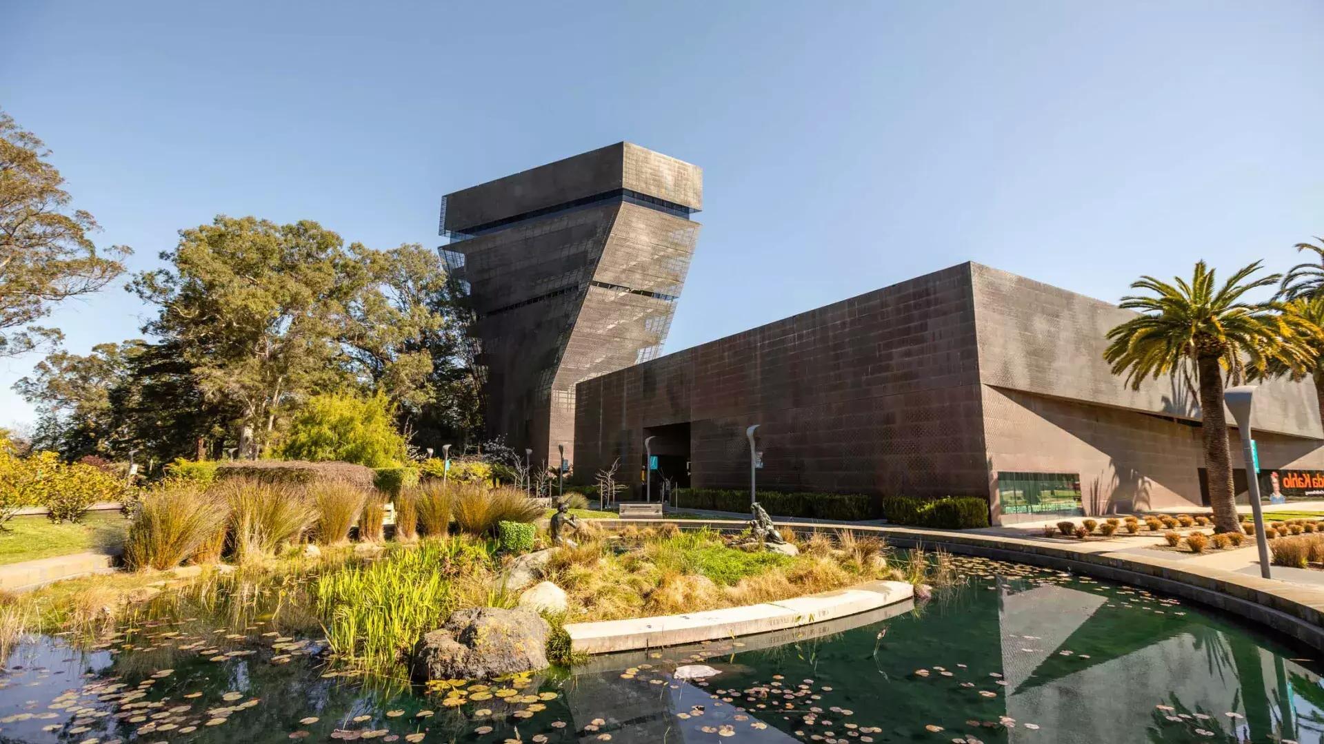 现代而有棱角的杨博物馆的外观. 加州贝博体彩app.