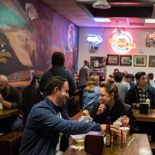 Visitors enjoy authentic Mexican food in San Francisco's 任务 社区.